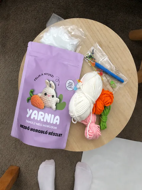 Kicsomagolt Yarnia készlet az asztalon